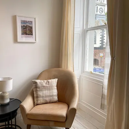 The Retreat - 2 Bed Flat, Sleeps 4 - Town Centre, Hadrians *