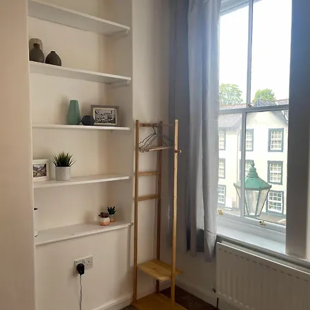 Apartment The Retreat - 2 Bed Flat, Sleeps 4 - Town Centre, Hadrians *