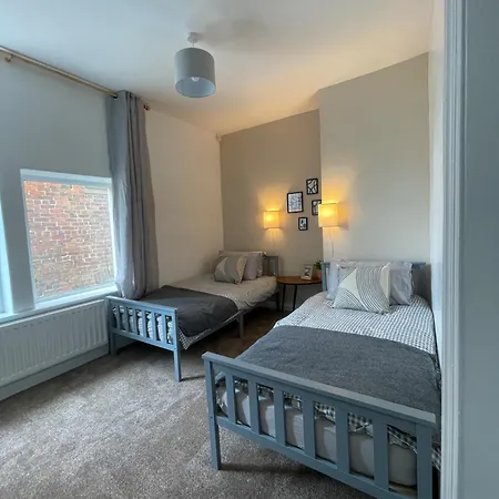 The Retreat - 2 Bed Flat, Sleeps 4 - Town Centre, Hadrians Apartment